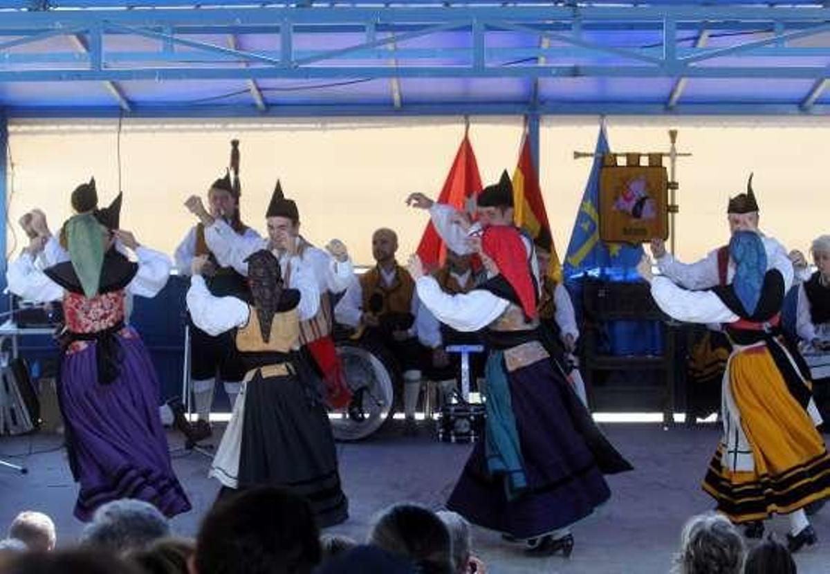 Bailarines de "L'Alborá", en la celebración del Día de Asturias en Madrid.