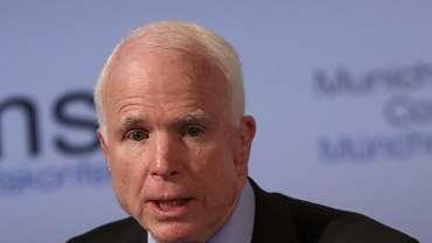 John McCain, al magnate: &quot;Los dictadores empiezan con la represión a la prensa&quot;