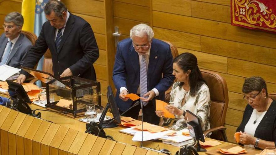 Balseiro, Santalices, Pilar Rojo y Marisol Soneira, ayer, contando los votos de los diputados.