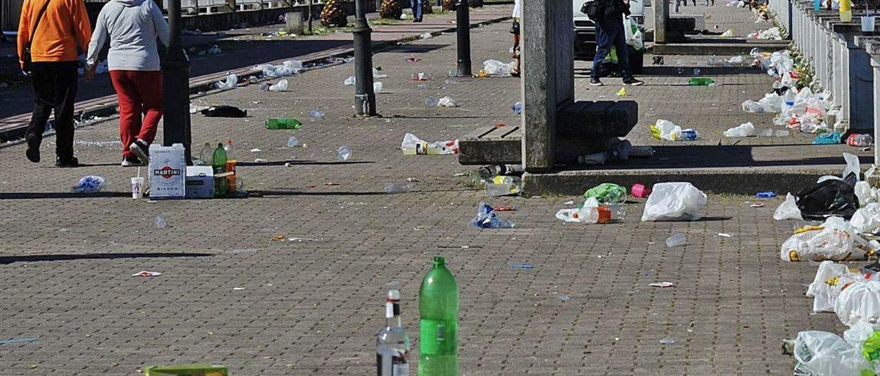 Imagen de archivo de la basura acumulada tras una noche de &quot;botellón&quot; en Vilagarcía.