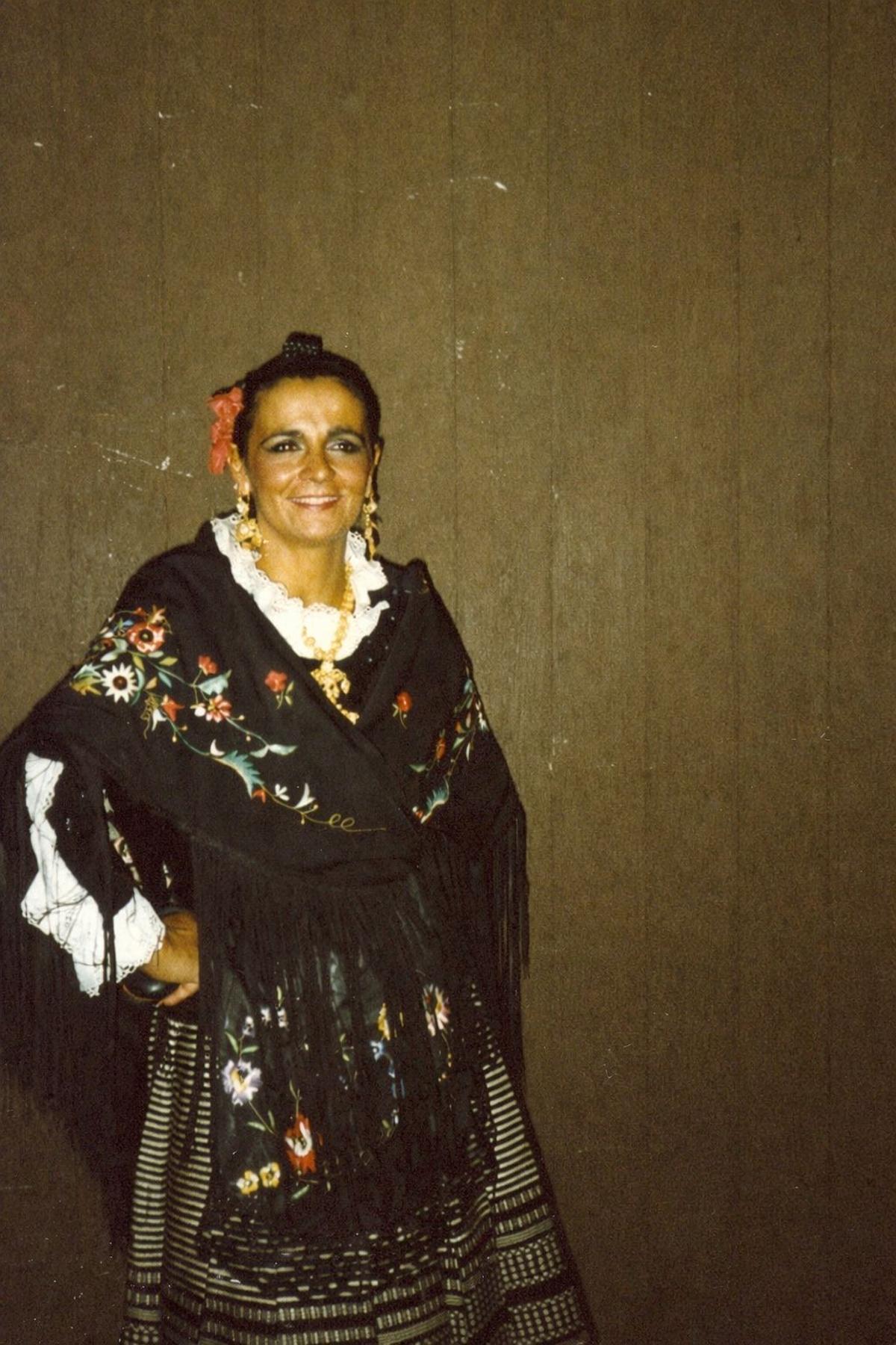 La mítica del folklore, Marisa Pajuelo, luciendo uno de sus trajes.
