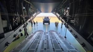 Un blindado Dragón 8x8, fabricado en Trubia, embarca en un avión militar A400M. |  