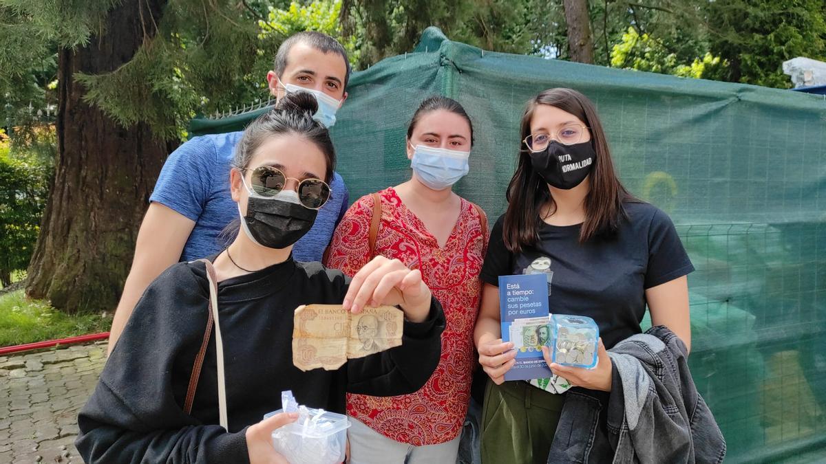 Por la izquierda, Andrea Vaqueiro, Álvaro Díaz, Marisa Cueli y Xana Menéndez, con sus pesetas. |  F. V.