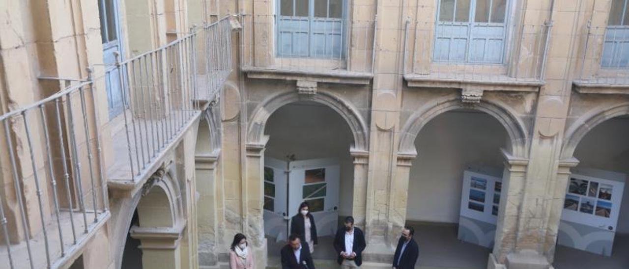 La reciente visita realizada por ediles del PSOE, junto al alcalde, al convento de las Clarisas. | ANTONIO AMORÓS