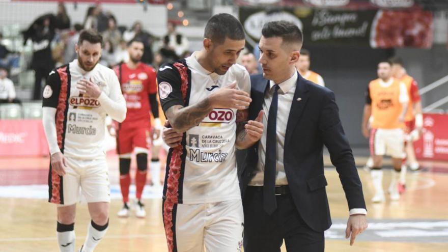 Felipe Valerio, de ElPozo, junto al entrenador Dani Martínez.  | ISRAEL SÁNCHEZ