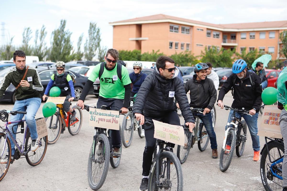 Bicicletada desde el IES Ítaca para reclamar seguridad jurídica para los profesores en las salidas extraescolares.
