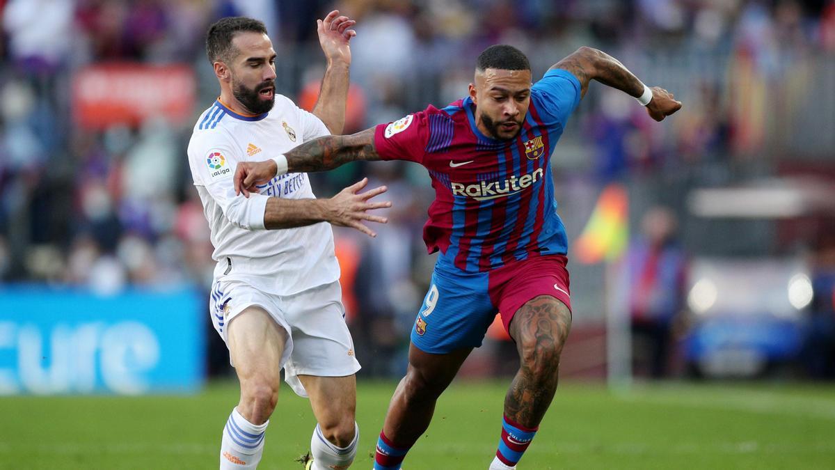 Memphis Depay lucha por un balón con Dani Carvajal.