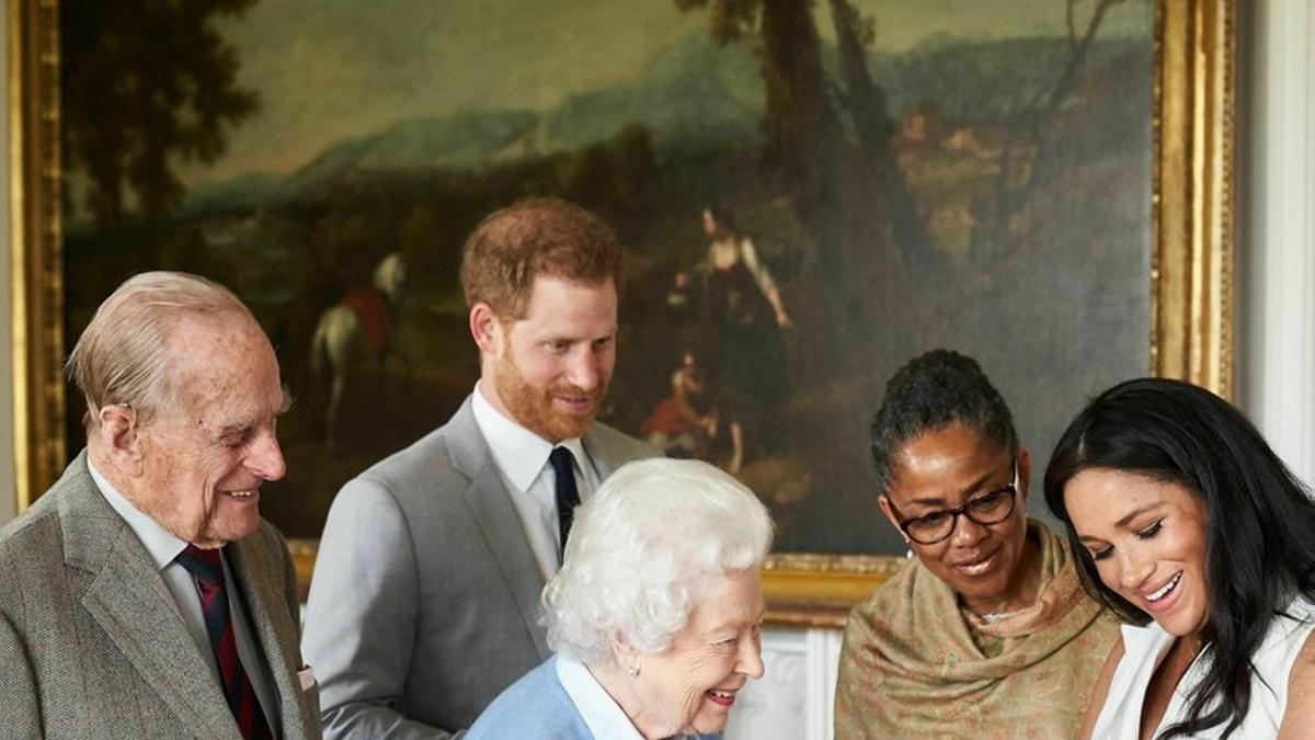 El duque de Edimburgo, la reina isabel y la madre de Meghan Markle conocen al hijo de los duques de Sussex, a principios de mayo.