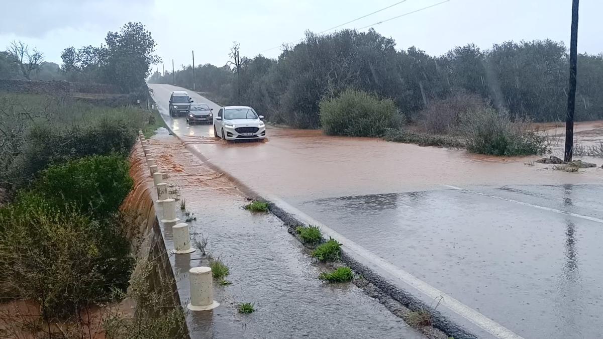 FOTOS | La intensa lluvia provoca el cierre de un tramo de la carretera de Cala Murada a Porto Cristo FOTOS | La intensa lluvia provoca el cierre de un tramo de la carretera de Cala Murada a Porto Cristo