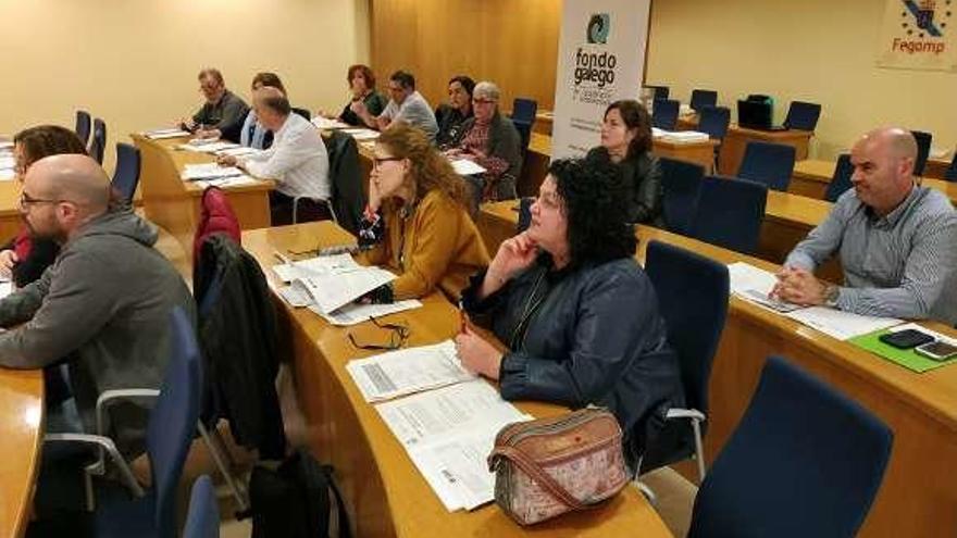 Félix Juncal (dcha.) durante la asamblea de ayer en Santiago. // FdV