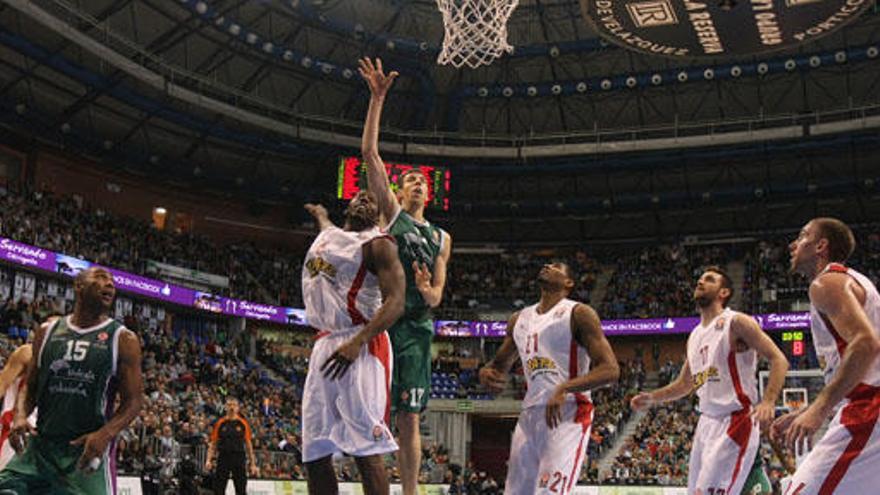 El Olympiacos se llevó la victoria del Carpena en el primer partido de la liguilla del presente Top 16. El pasado 2 de enero, el triunfo fue para los helenos por 61-69.