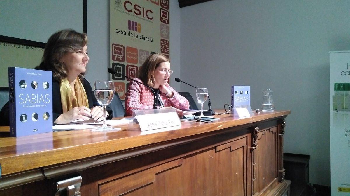 Adela Muñoz y la periodista Laila González, durante la presentación del libro ‘Sabias’. / Aula Magna