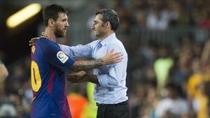 Valverde y Messi se saludan tras la sustitución del delantero azulgrana