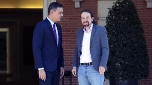 El presidente del Gobierno en funciones, Pedro Sánchez, y el secretario general de Podemos, Pablo Iglesias, en la Moncloa.