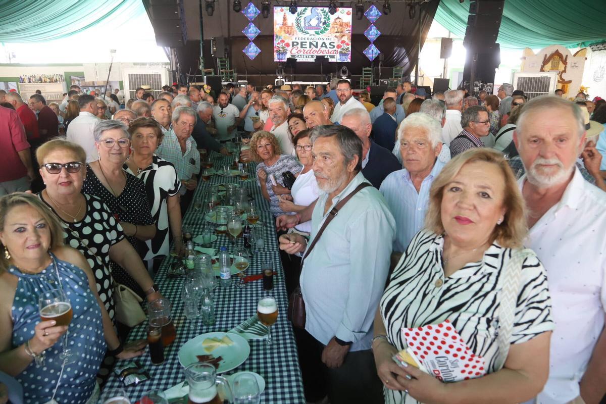 Numerosos peñistas comparten su día de convivencia en El Arenal