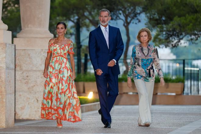 Los reyes Felipe y Letizia y la reina Sofía en la recepción a las Autoridades en Marivent