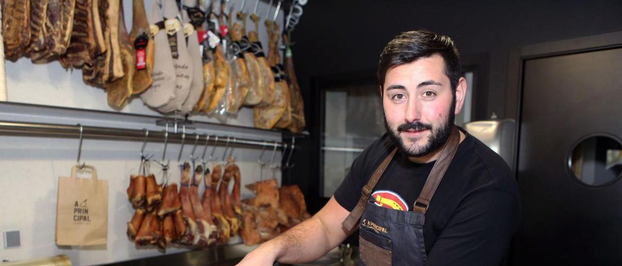 Rodrigo López, ayer, cortando un chuletero en A Principal Carnicería de Lalín.   | // BERNABÉ/ANA AGRA