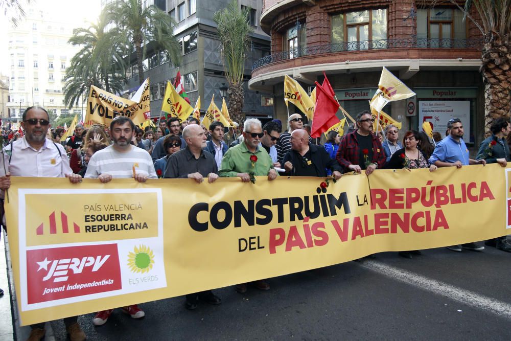 Manifestación en Valencia con motivo del 25 d'Abril