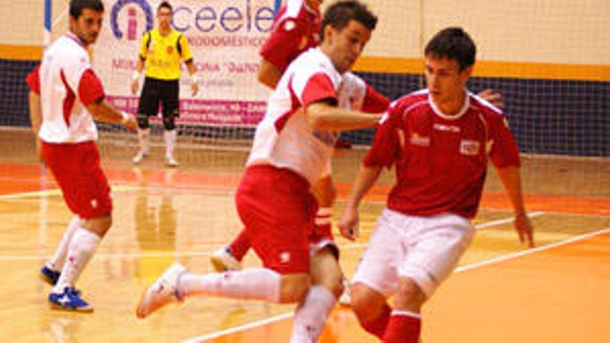 El leonés del Arcebansa Zamora, Pablo, trata de cortar un pase en un duelo anterior.