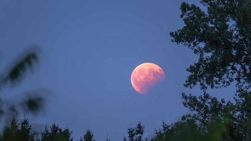 La "luna de sangre", el espectáculo del nuevo eclipse por el que Asturias vuelve a estar pendiente del cielo: horarios, cómo verlo y en qué consiste