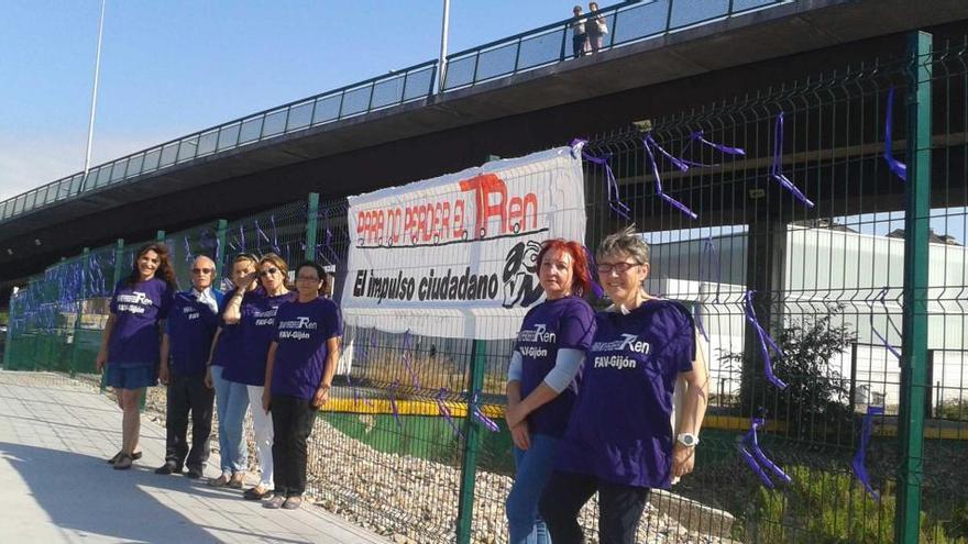 Lazos morados para &quot;no perder el tren&quot; del plan de vías