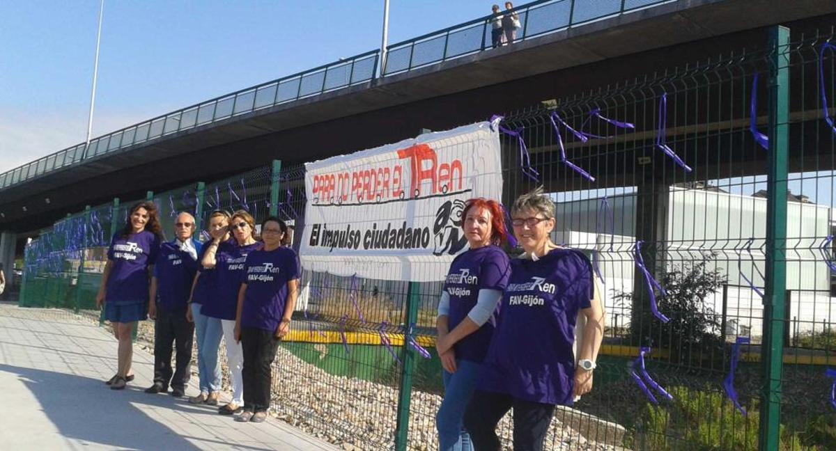 Lazos morados para "no perder el tren" del plan de vías