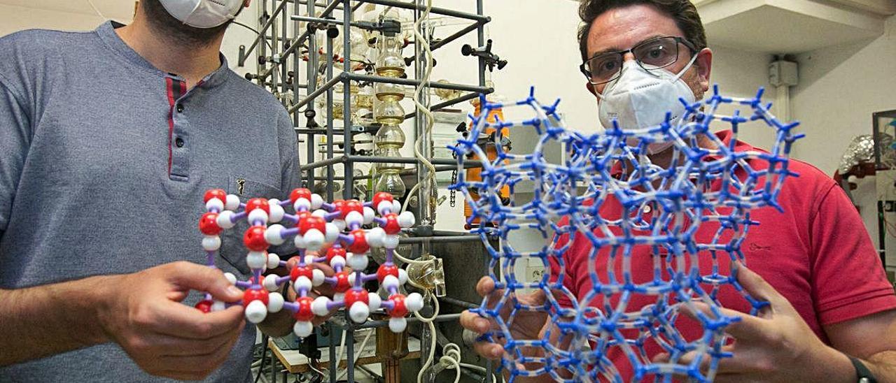 El investigador principal del proyecto, Joaquín Silvestre, muestra el nanomaterial. JOSE NAVARRO