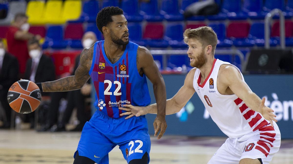 Higgins bota el balón en el duelo ante el Olympiacos