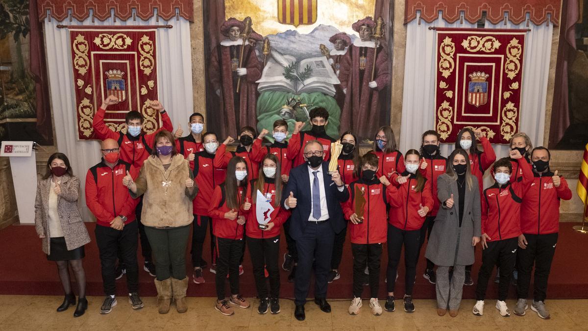 El presidente José Martí y la diputada de Deportes Tania Baños, con deportistas adolescentes de la provincia.