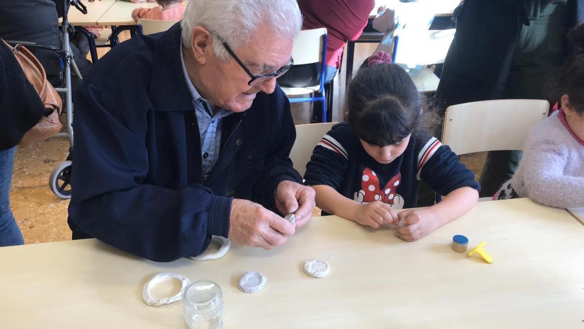 Niños y mayores comparten experiencias de vida en Vila-real