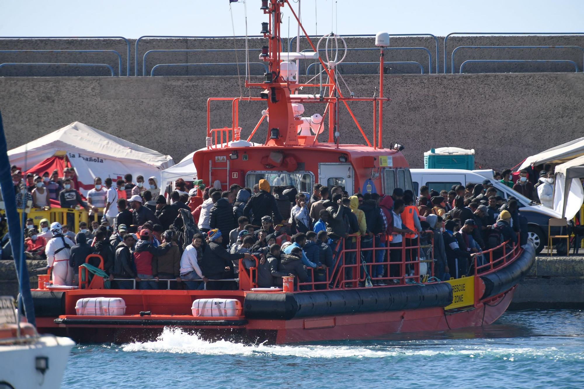 Llegada de una embarcación al puerto de Arguineguín saturado