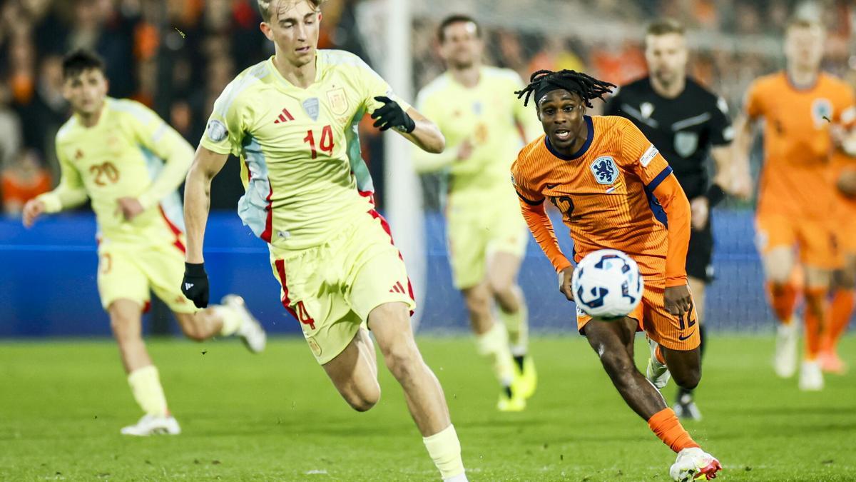Huijsen (España) pugna con Frimpong (Países Bajos) en un momento del partido.