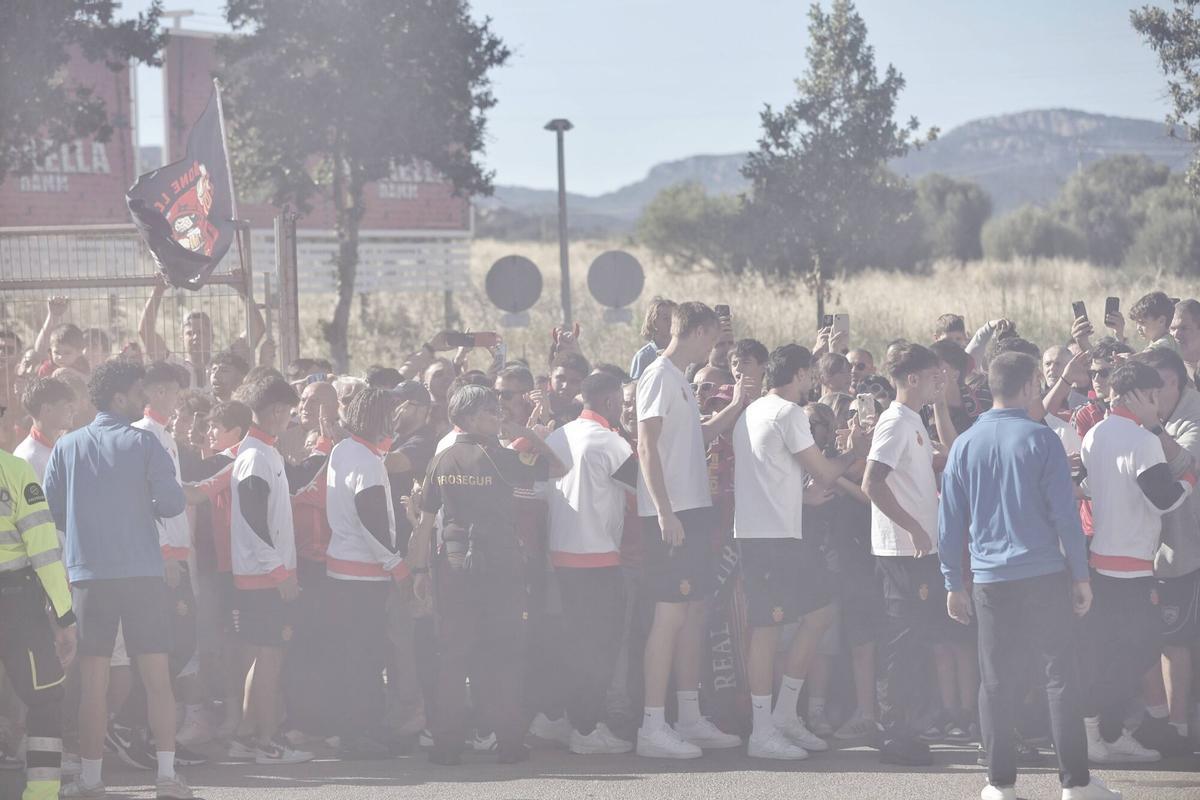 Los aficionados del Mallorca despiden con cánticos al equipo en su salida hacia Valencia