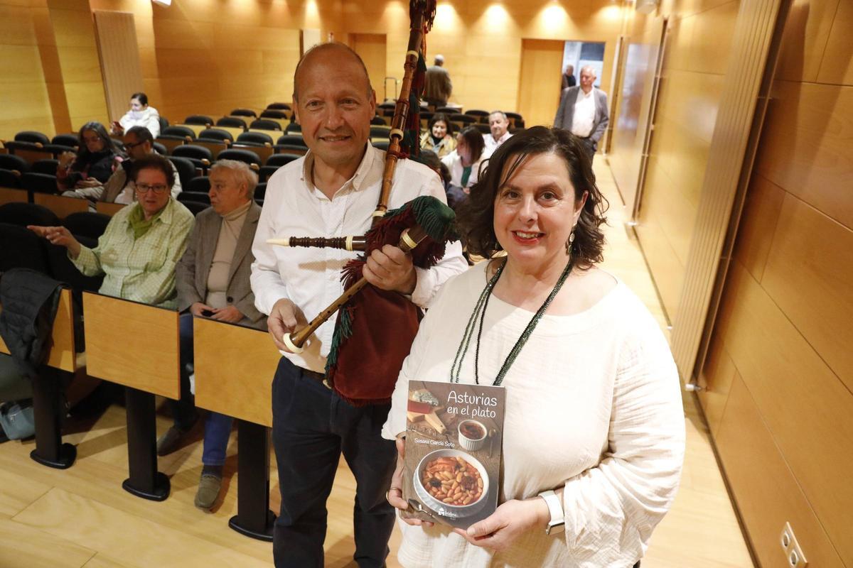 Susana García Soto con "El Pravianu", durante la presentación
