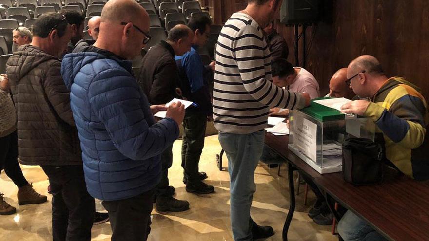 Trabajadores votando en la asamblea del viernes.