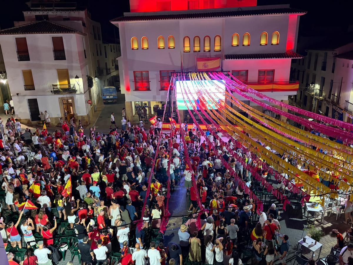La plaça Major se llenó para ver a “la Roja” conseguir su segunda estrella.