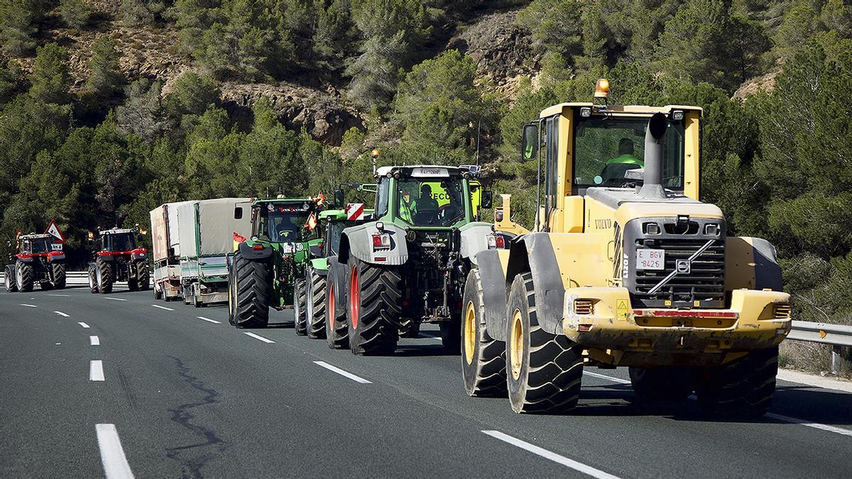 Los tractores de la manifestación por el Puerto de la Cadena