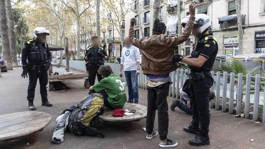 Los traficantes merodean la narcosala del Raval con el fin de las agujas en los narcopisos