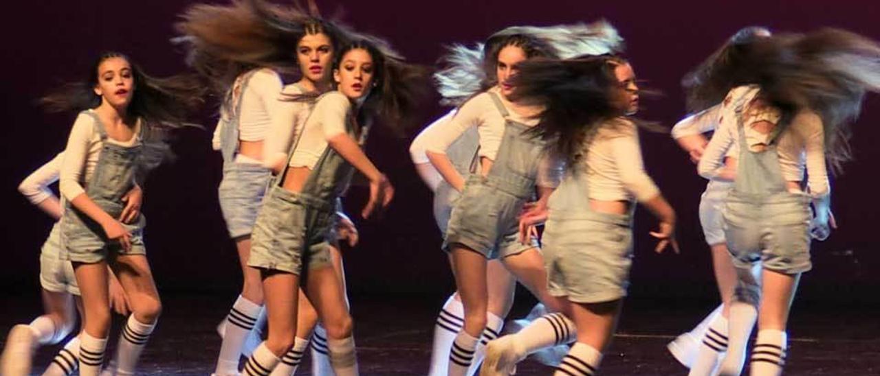 Una de las coreografías de los alumnos de Danzasturias.