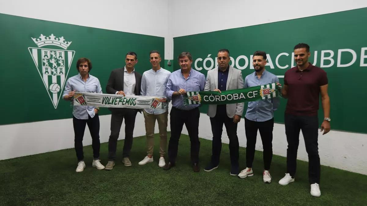 Germán Crespo, en el centro jungo a González Calvo, en su renovación y la de todo el cuerpo técnico hasta 2026 con el Córdoba CF.