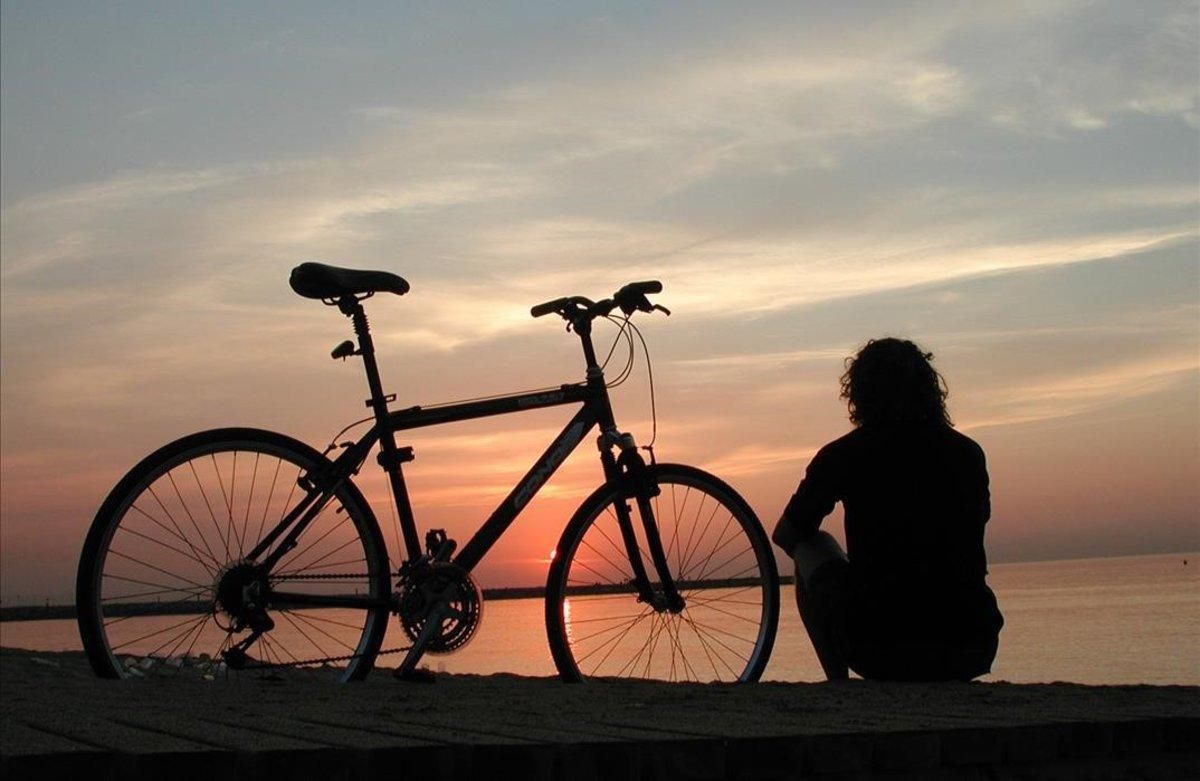 Momento de paz ante la playa del Bogatell, en Barcelona.