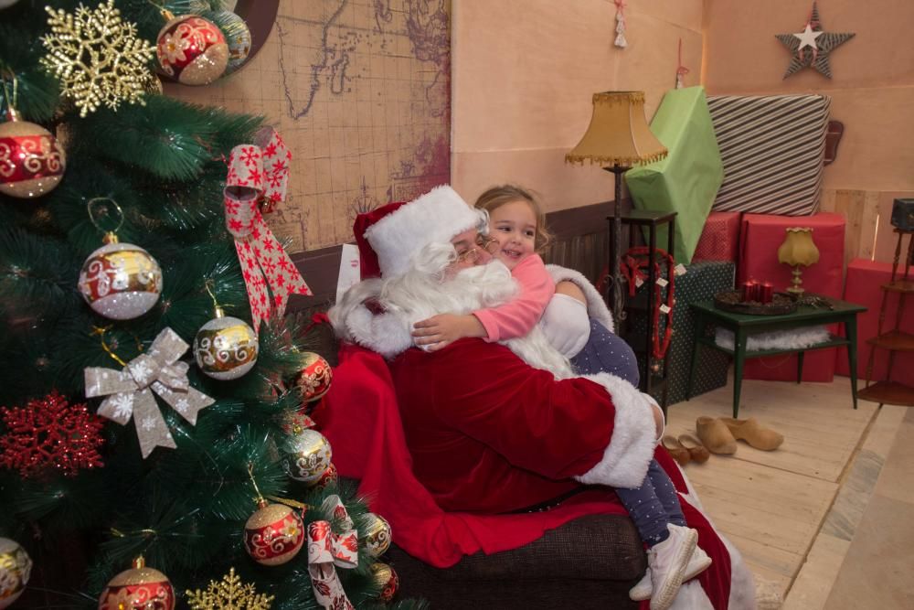 Gran afluencia de público en la inauguración de la casa de Santa Claus