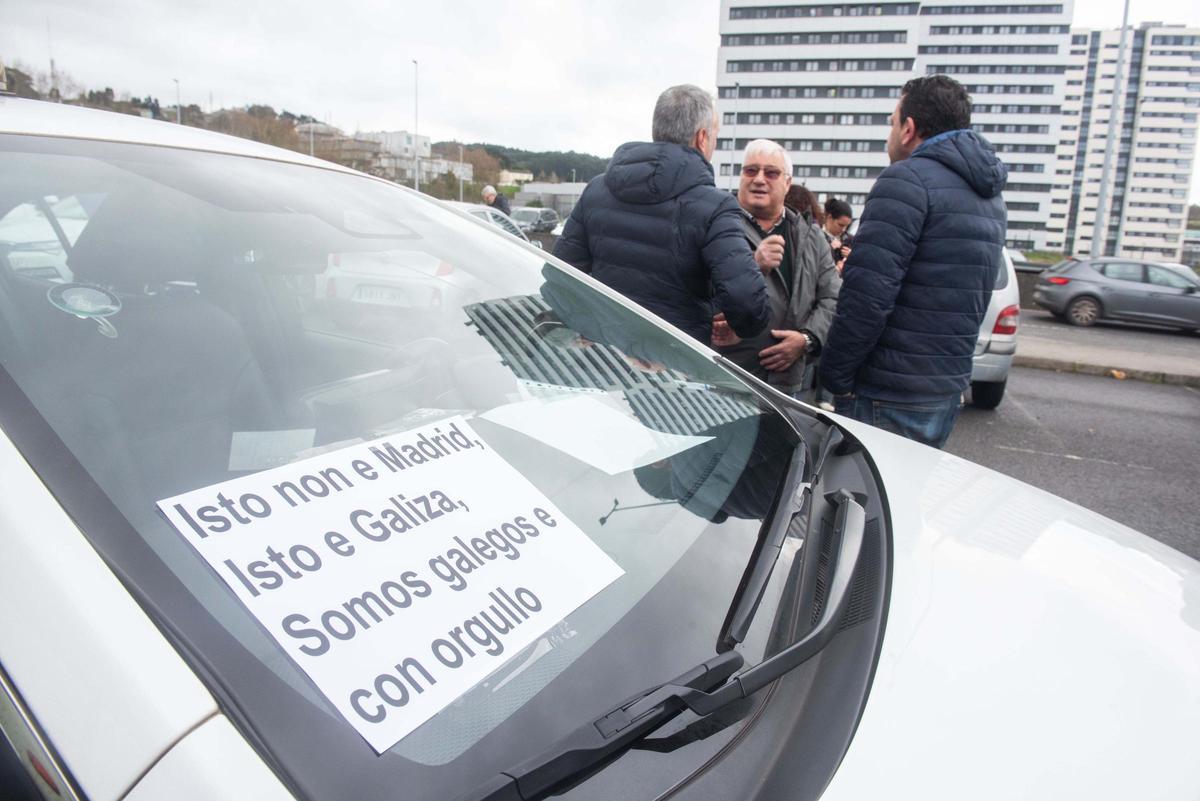 Los taxistas de A Coruña cortan Alfonso Molina y protestan en María Pita contra los VTC