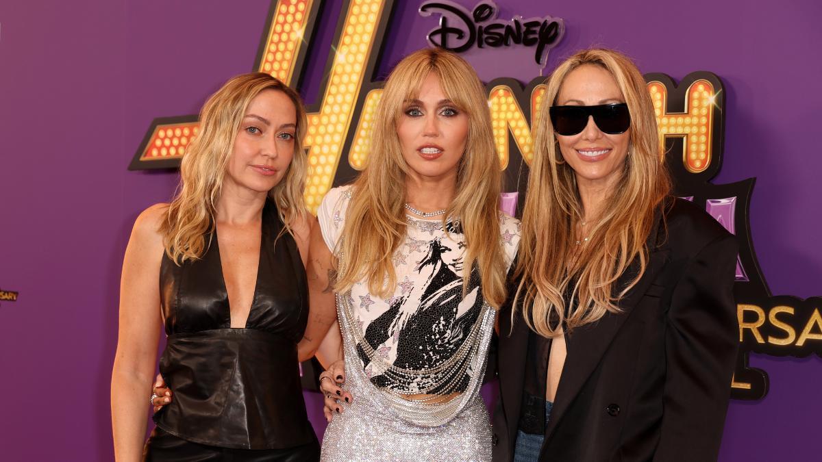 Miley Cyrus junto a su madre y hermana