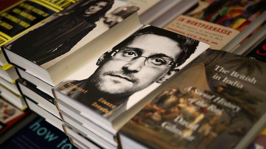 EEUU demanda a Snowden por su libro de memorias