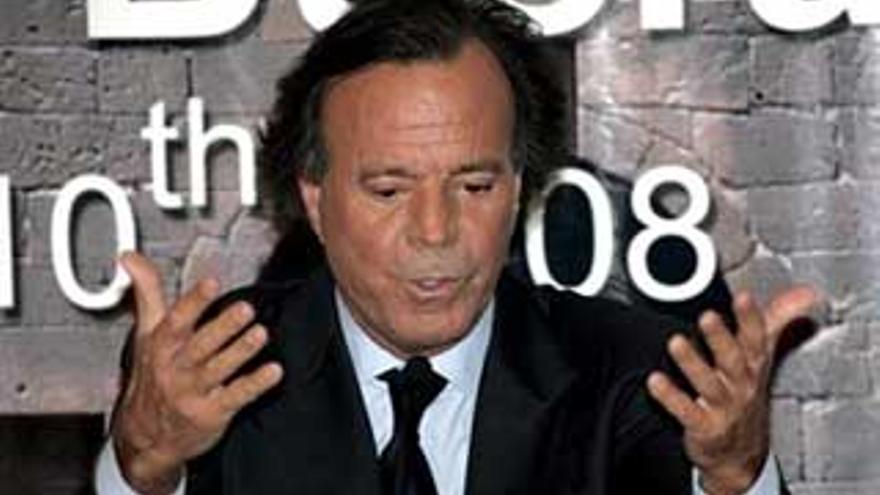 Julio Iglesias abre su gira rumana con Busuioc, ganador de &quot;Hijos de Babel&quot;