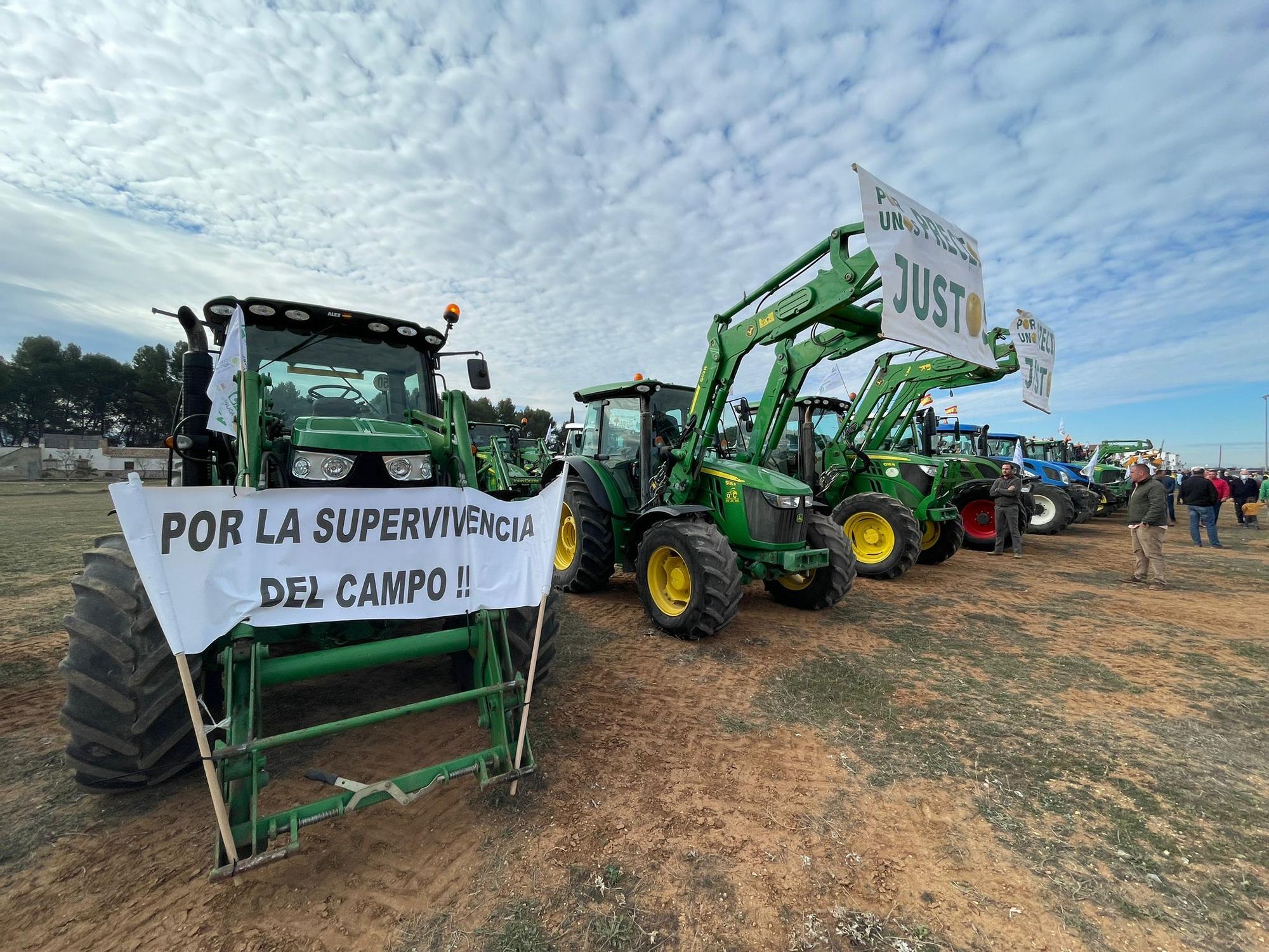 Agricultores se manifiestan con sus tractores en Antequera contra los bajos precios