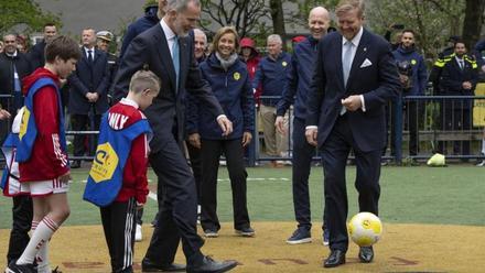 El Rey juega al fútbol y al baloncesto en su visita a la Fundación Cruyff