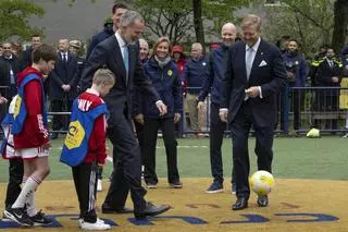 El Rey juega al fútbol y al baloncesto en su visita a la Fundación Cruyff