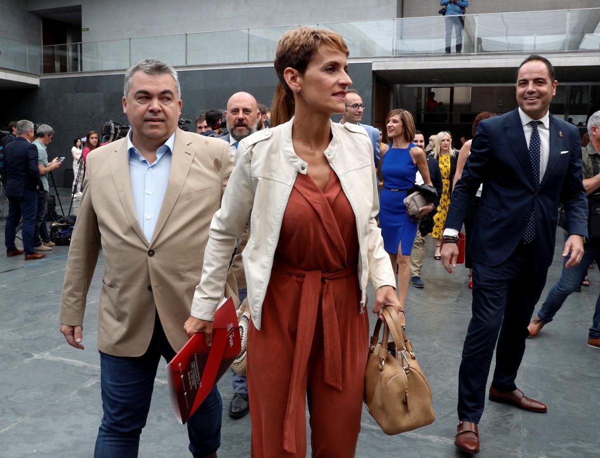 La presidenta navarra, María Chivite, acompañada por Santos Cerdán (i) y su sucesor en la Secretaría de Organización del PSN, Ramón Alzórriz, el 2 de agosto de 2019, cuando fue investida por el Parlamento foral. 